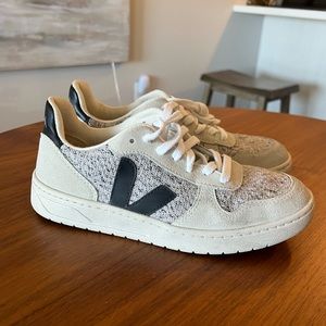 VEJA - EU 37/ US 6 - V-10 Low Top Sneaker in Snow Black